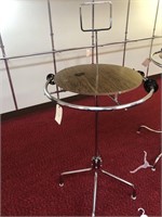 Stand alone round clothing rack