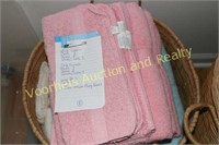 Wicker laundry basket w/bath towels