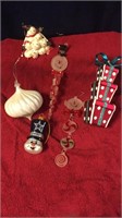 Variety 6 Xmas ornaments.
Presents  and snowman