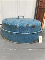 Light blue enamel roaster w/ lid, chipped