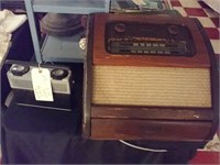 2 old radios, Philco and Motorola transistor