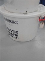 Feeder bucket with lid