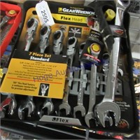 Flex head ratcheting combination wrench set