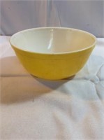 Vintage yellow 9 inch Pyrex nesting bowl