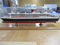 CLASSIC SHIP MODEL THE QUEEN MARY II