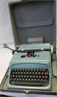 Olivetti Underwood Typewriter In Case