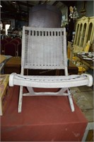 Vintage White wicker folding lounge chair