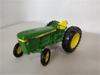 JD tractor 1/16 no box