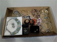 Miscellaneous jewelry some are new in package