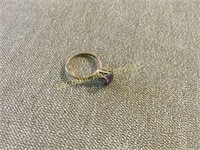 10K gold ring 1.6g w purple stone