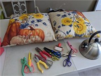 Decorator pillows / Scissors