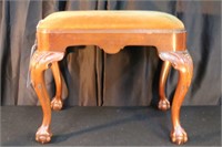 ANTIQUER CHIPPENDALE FOOT STOOL