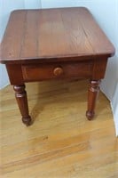 End Table Broyhill, 21.5" x 27" x 22"