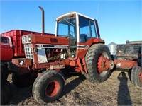 INTERNATIONAL 1586 TRACTOR- CAB, 6023 HOURS.