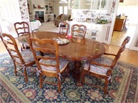 Beautiful Oak table with 6 chairs