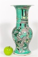 CHINESE FAMILLE VERTE FENGWEIZUN VASE, QUANGXU ERA