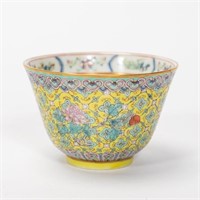 CHINESE FAMILLE JAUNE TONGZHI STYLE PORCELAIN CUP