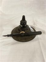 Inkwell and fountain pen