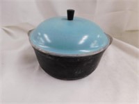 10" Club Aluninum dutch oven with teal blue lid.