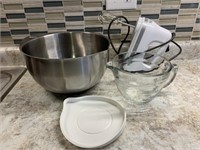 Pampered chef mising bowl, glass batter bowl