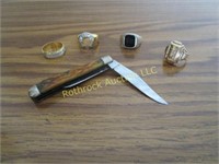 USA POCKET KNIFE AND (4) MENS RINGS INCLUDING