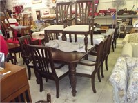 TABLE W/2 LEAFS & 8 ARM CHAIRS
