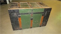 WOOD ANTIQUE TRUNK - NO TRAY