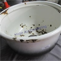 Porcelain wash tub