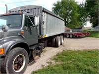 IH  4900 DT 466   truck  1997   .85000 miles