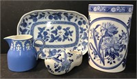 4 BLUE AND WHITE PRINT DECORATIVE PIECES