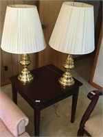 Side table and 2 brass lamps