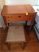 SINGER SEWING MACHINE IN WOOD CABINET