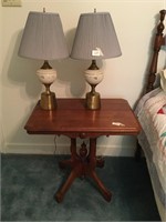 Ornate wood pedestal table & lamps