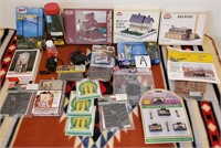 808 - MIXED LOT OF DECOR FOR TRAIN CITY (A)