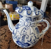 Large teapot blue onion Seymour Mann