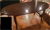 Nice oval coffee table w queen anne style legs