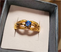 Unmarked gold tone ring w blue stone sz 8