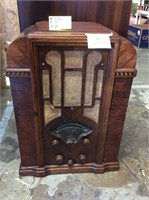 Antique Tube Radio, table top model