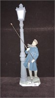 LLADRO LAMPLIGHTER 5205 PORCELAIN FIGURE