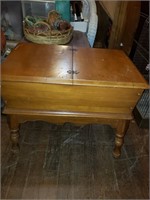 VINTAGE EARLY AMERICAN STYLE SIDE TABLE