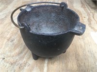 Mini Footed Cast Iron Kettle Ashtray with Handle