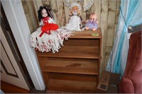 Shelf & 4 dolls