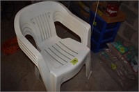 4-Plastic lawn chairs
