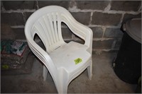 4 Plastic lawn chairs