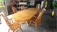 Oak Table with (6) Chairs and (4) Leaves