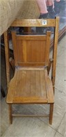 CHILDS WOODEN FOLDING CHAIR