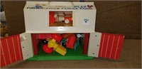 FISHER PRICE FAMILY PLAY FARM