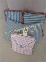 5 assorted pillows