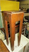SMALL WOOD PLANT STAND