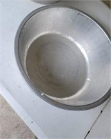 Handled large aluminum pan